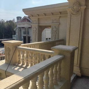 莆田 黄金麻别墅外墙干挂雕花配合阳台栏杆花瓶柱