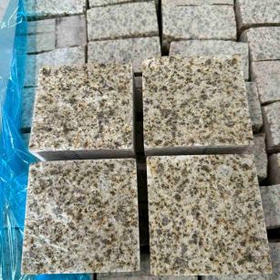 莆田 黄金麻花岗岩自然面小方块，弹石，马蹄石等