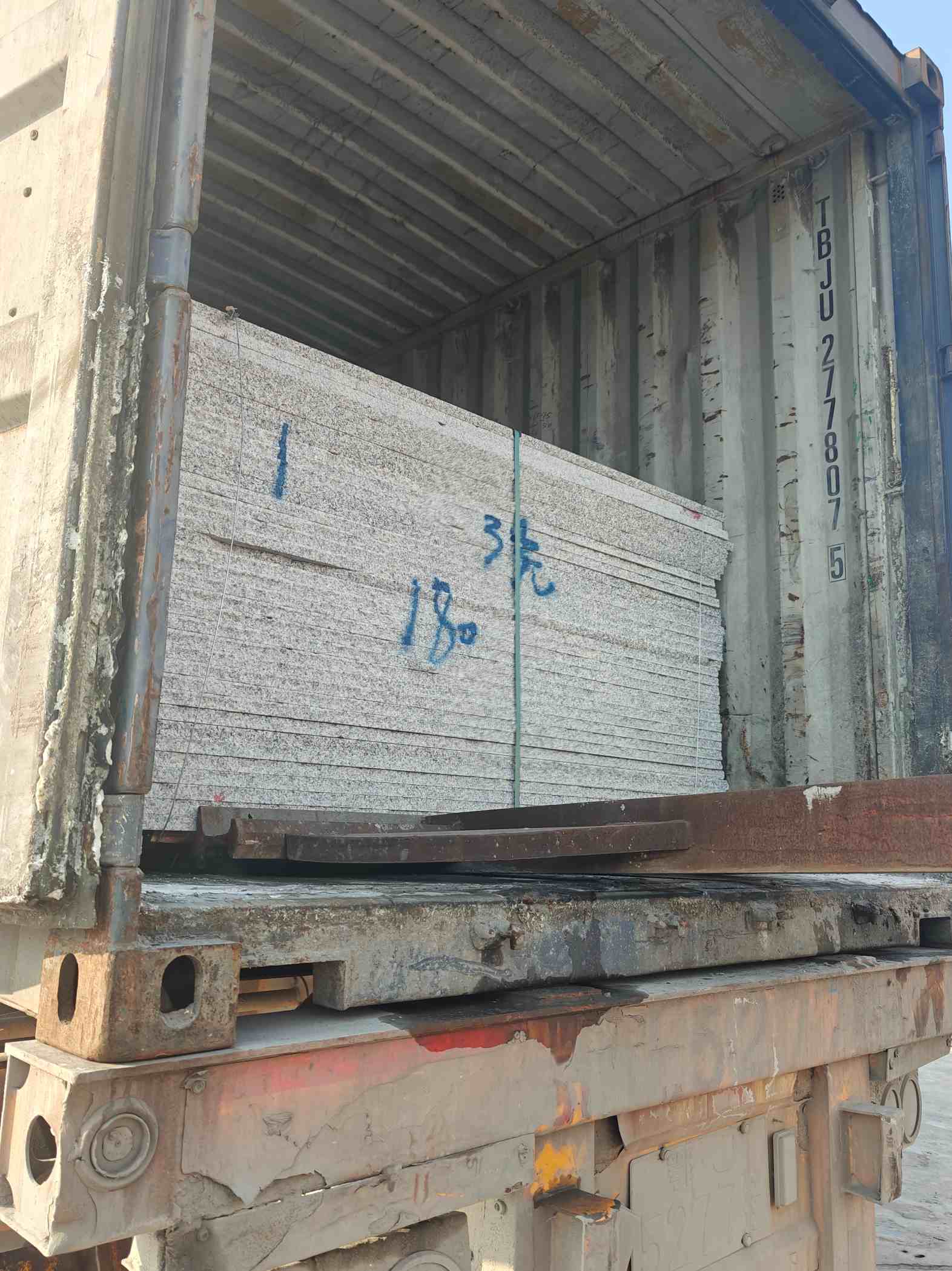 莆田 芝麻白花岗岩石材3.0公分光面毛板装柜出货