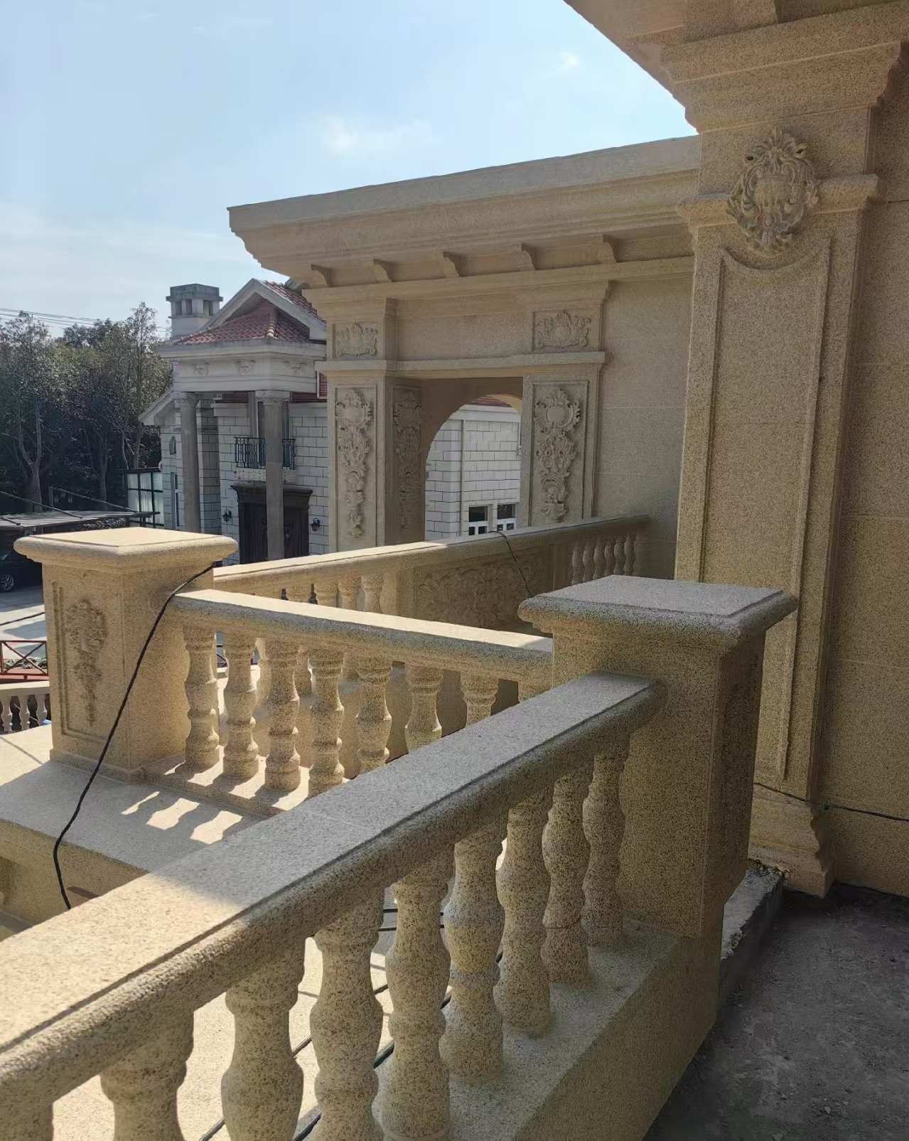 莆田 黄金麻别墅外墙干挂雕花配合阳台栏杆花瓶柱