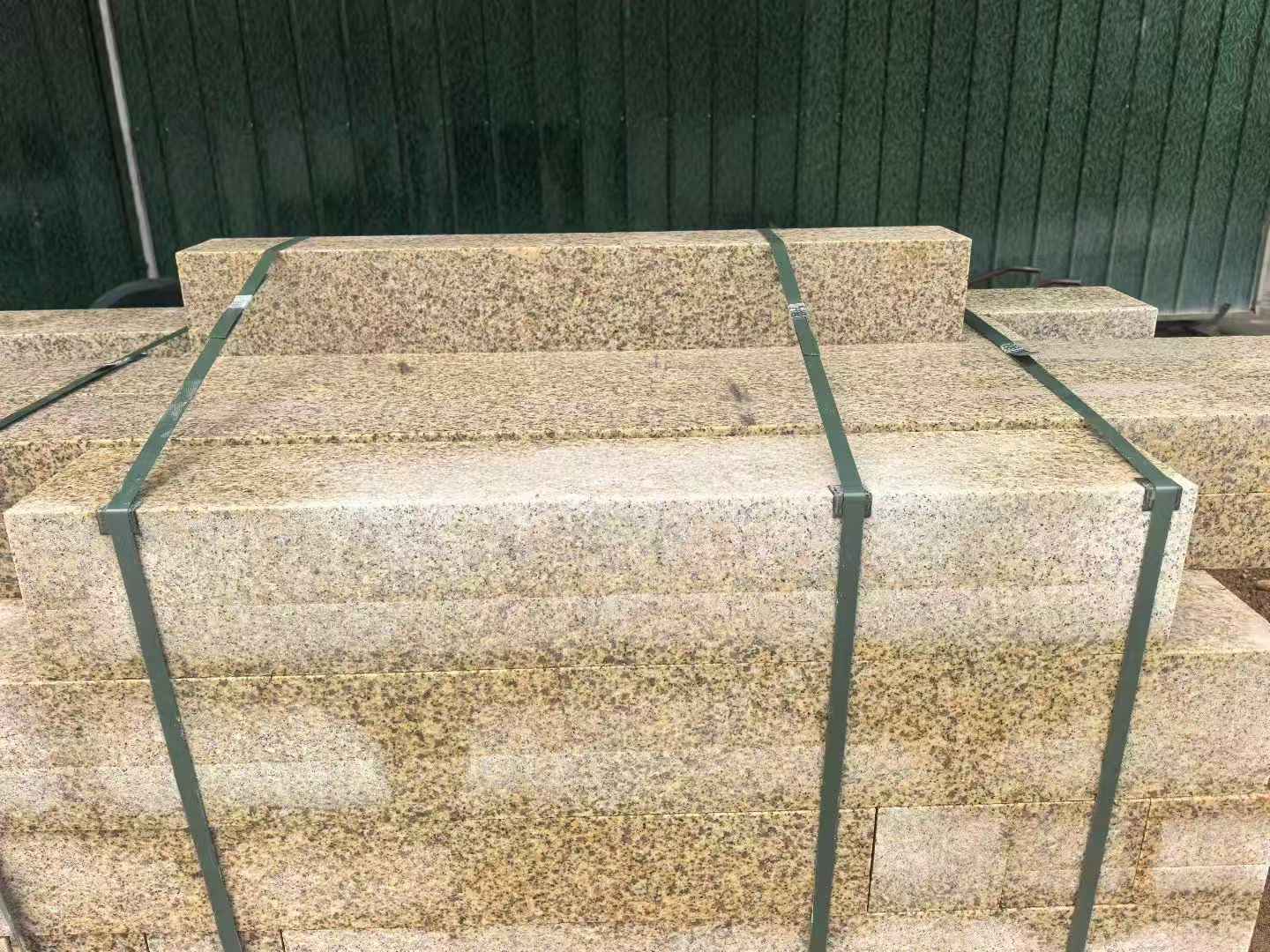 莆田 黄金麻花岗岩石材机切面栏杆料半成品