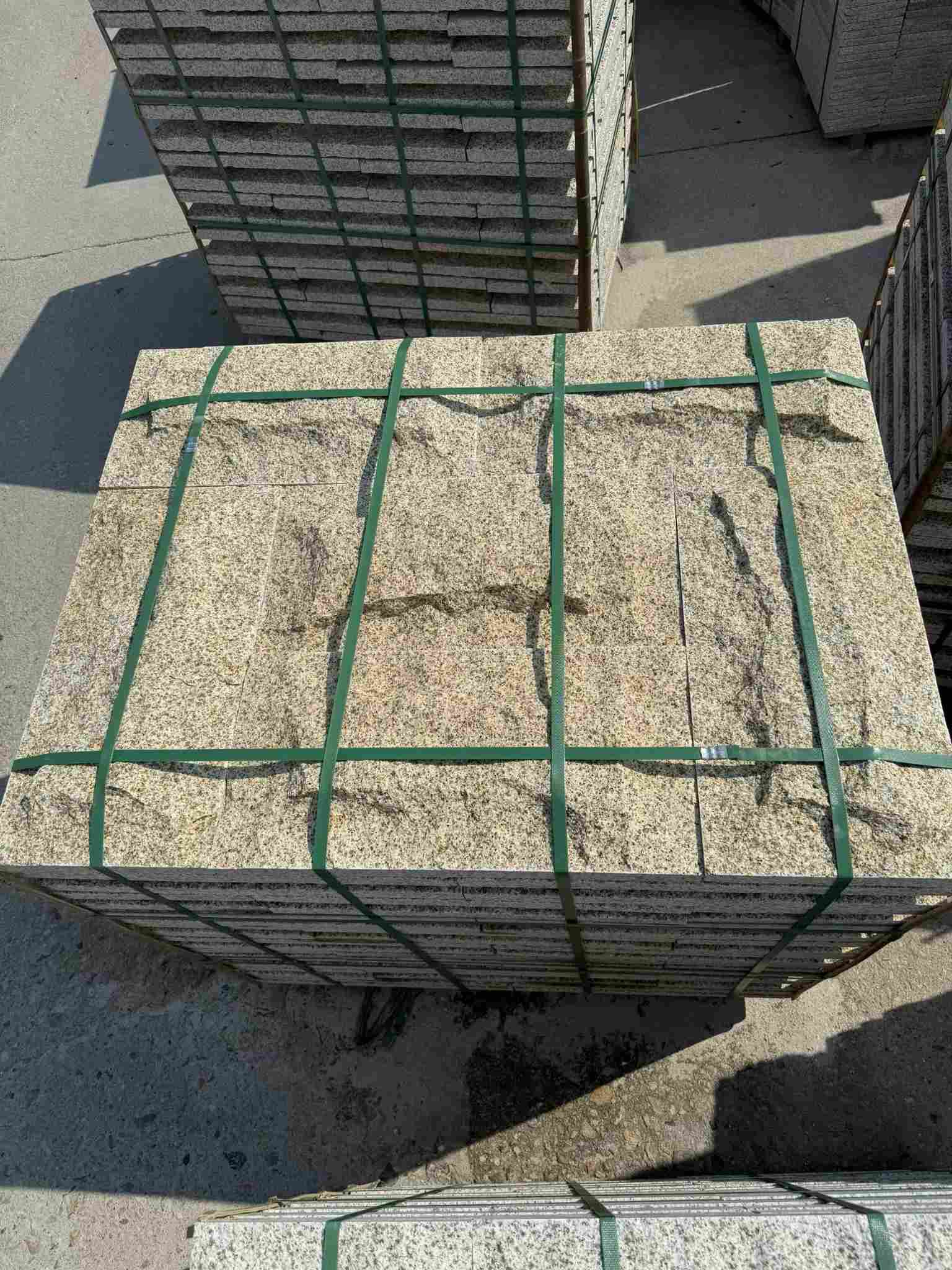 莆田 黄金麻花岗岩石材自然面蘑菇石成品