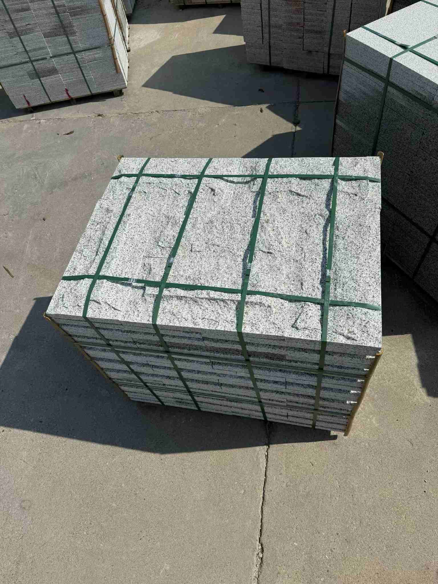 莆田 白麻花岗岩石材自然面蘑菇石成品