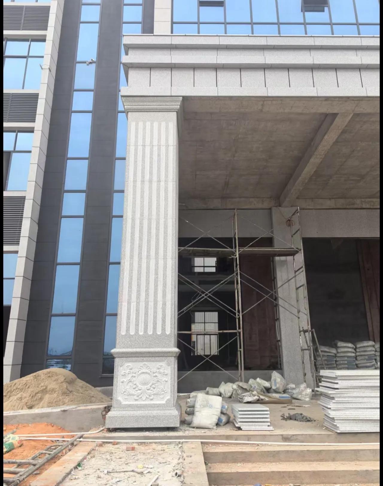 莆田 芝麻白光面花岗岩门楼大柱（罗马柱）配雕花底座