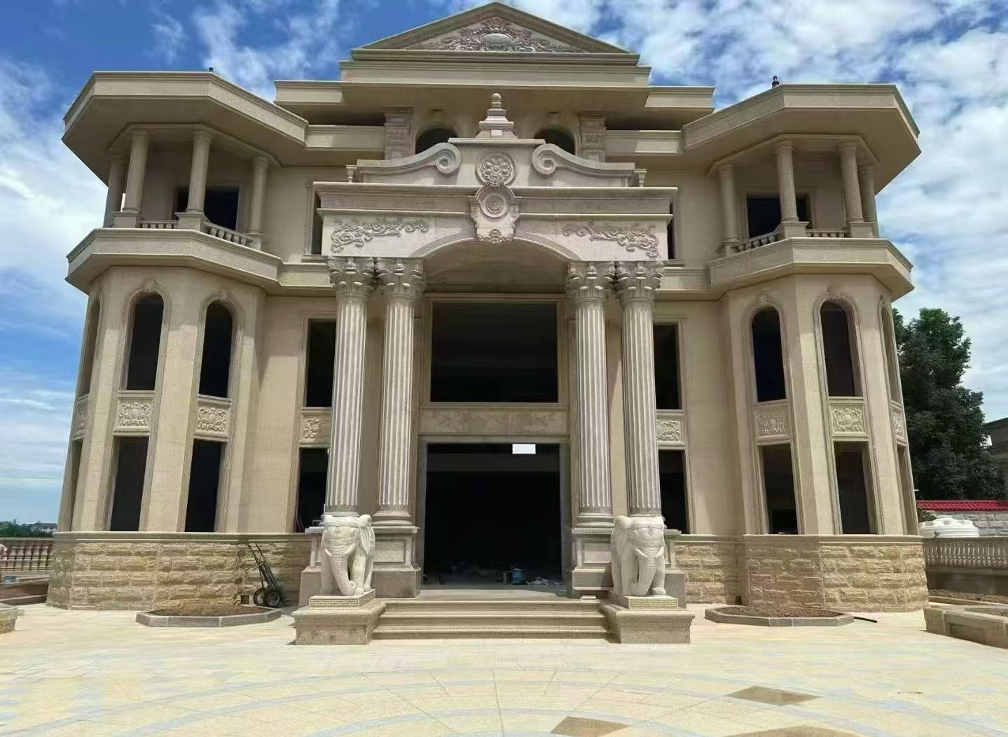 莆田 黄金麻别墅外墙干挂，大柱，大象，蘑菇石，雕花板