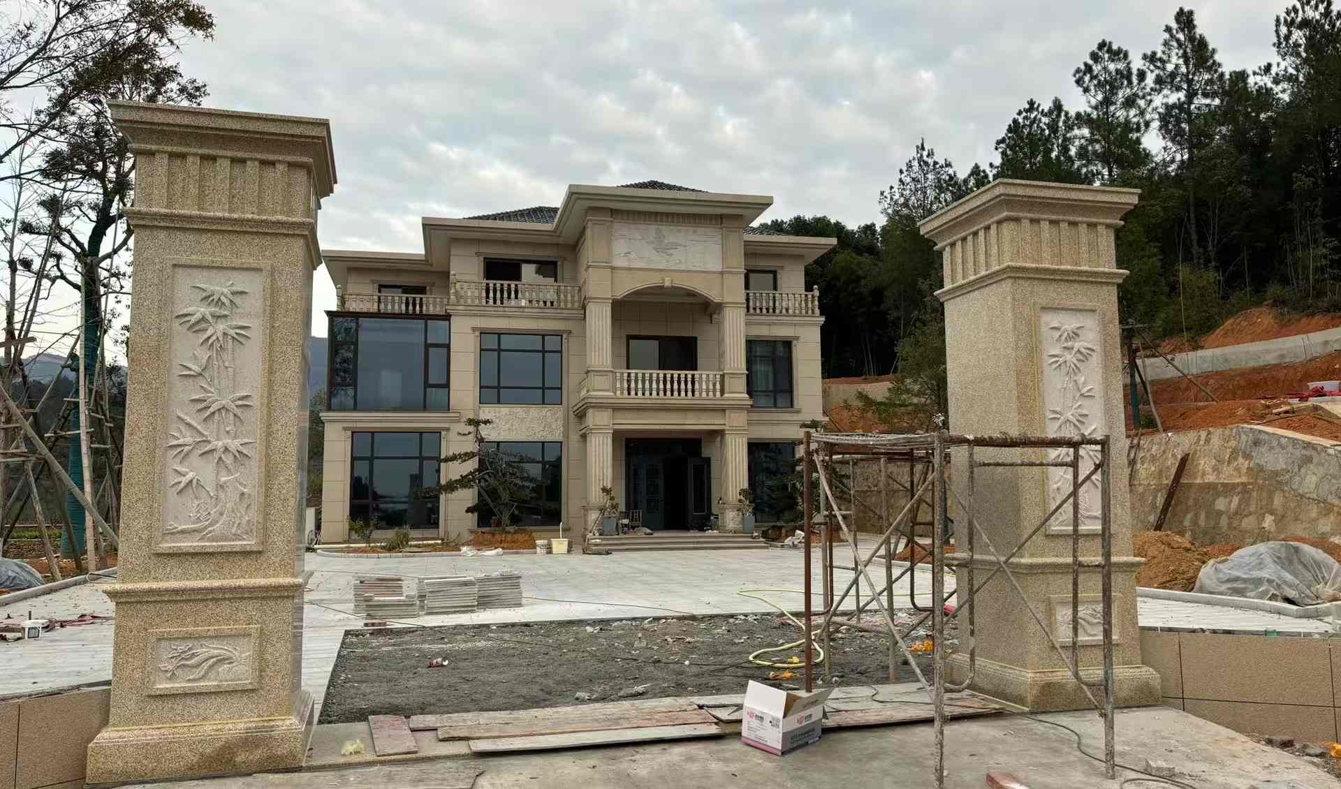 莆田 黄金麻花岗岩别墅雕花外墙干挂配上门口雕花罗马柱