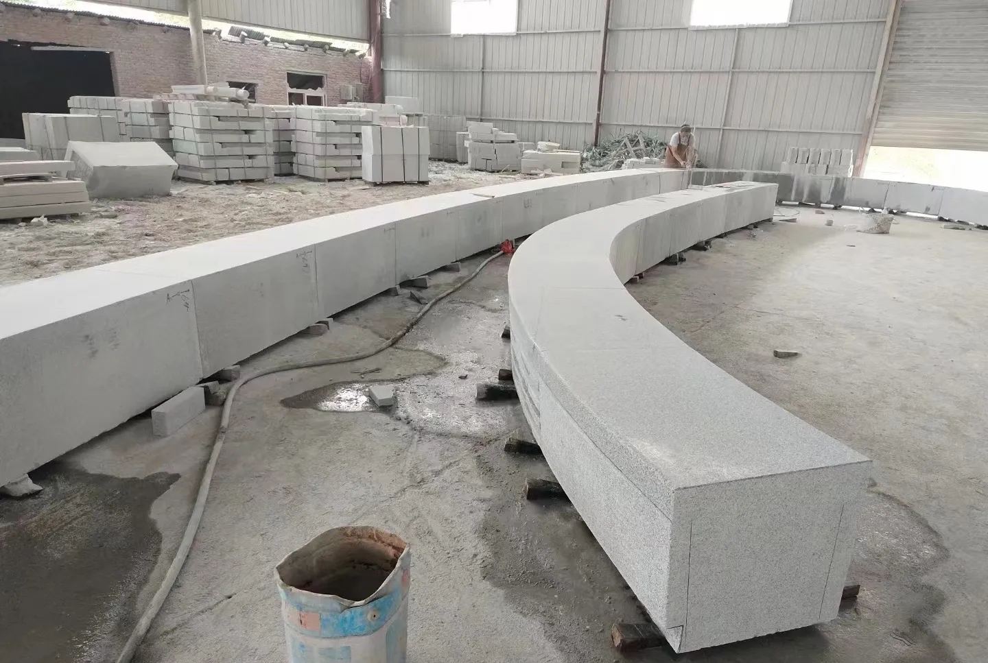 莆田芝麻白花岗岩石板材 园林光面弧形坐凳