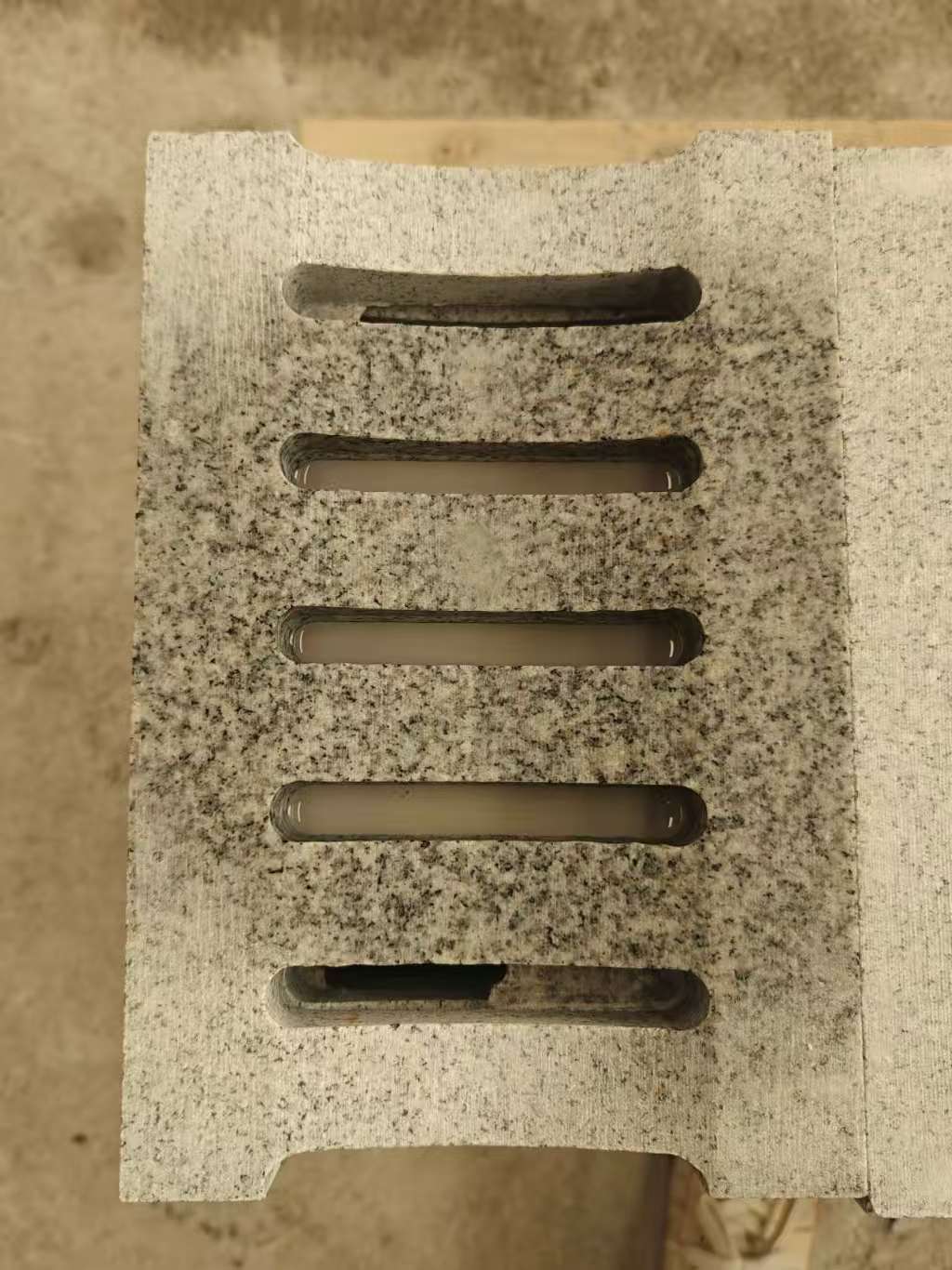 莆田 芝麻白拉丝面花岗岩U型开槽排水槽