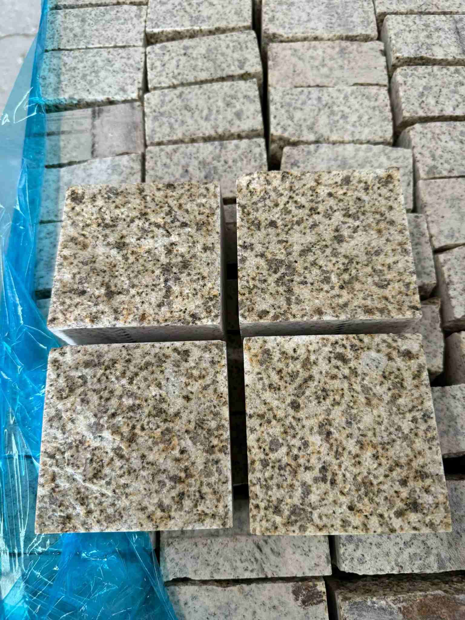 莆田 黄金麻花岗岩自然面小方块，弹石，马蹄石等