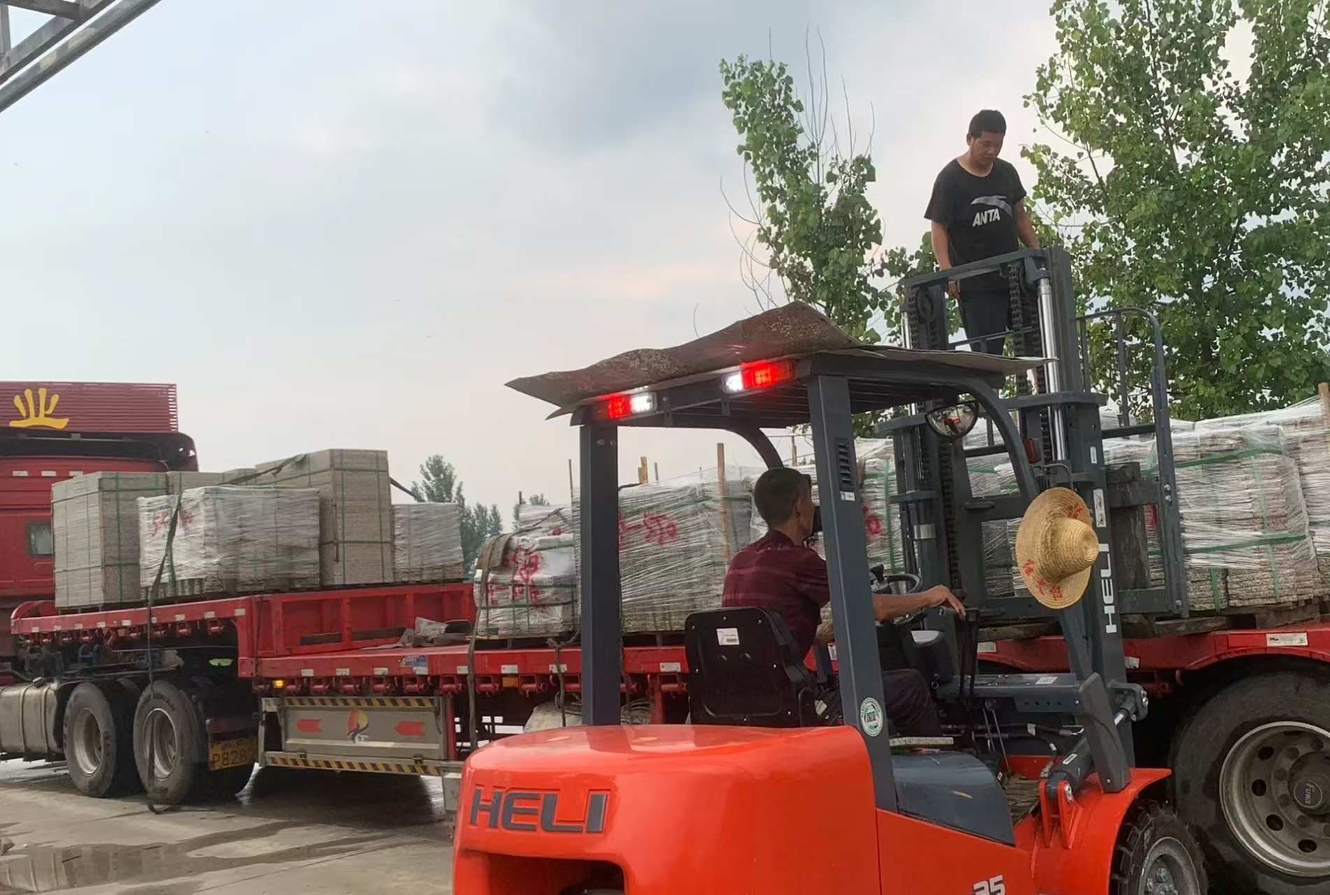 莆田 黄金麻冰裂纹，地铺石装车