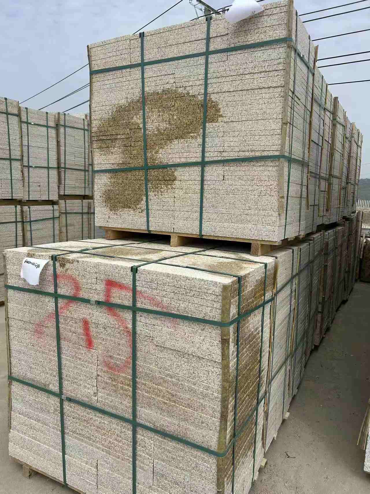 莆田 黄金麻花岗岩石材荔枝面地铺石2.5*300*600